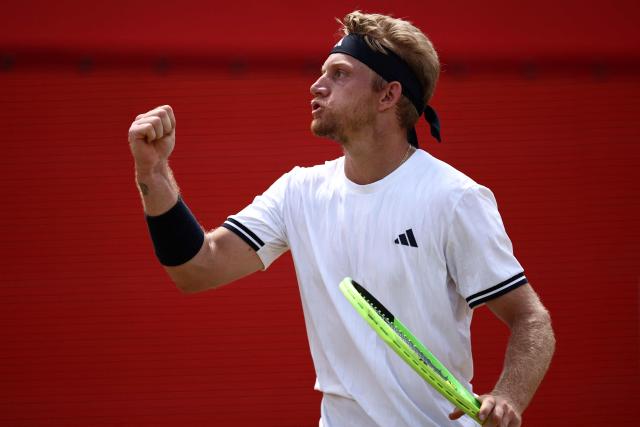 Spain's Alejandro Davidovich Fokina celebrates winning against  France's Corentin Moutet in their men's singles round of 16 tennis match on day three of the ATP HSBC Championships at Queen's Club in west London on June 18, 2026. Fokina won the match 6-4, 6-3. (Photo by Henry NICHOLLS / AFP)
