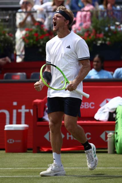 Spain's Alejandro Davidovich Fokina celebrates winning against  France's Corentin Moutet in their men's singles round of 16 tennis match on day three of the ATP HSBC Championships at Queen's Club in west London on June 18, 2026. Fokina won the match 6-4, 6-3. (Photo by Henry NICHOLLS / AFP)