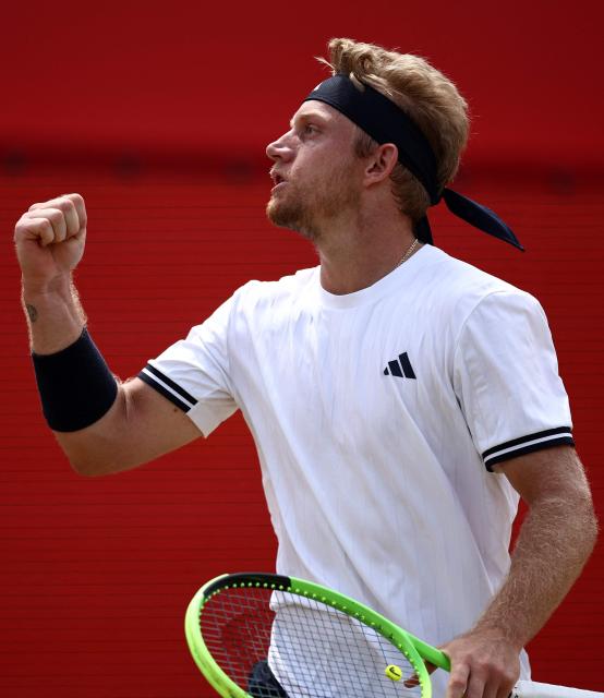 Spain's Alejandro Davidovich Fokina celebrates winning against  France's Corentin Moutet in their men's singles round of 16 tennis match on day three of the ATP HSBC Championships at Queen's Club in west London on June 18, 2026. Fokina won the match 6-4, 6-3. (Photo by Henry NICHOLLS / AFP)