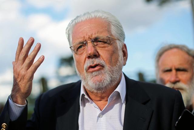(FILES) Senator Jaques Wagner (C) speaks to the supporters of former President Luis Inacio Lula da Silva after visiting him at the Federal Police Superintendence in Curitiba, Brazil on February 7, 2019. Brazilian police launched an operation on June 18, 2026 against Senator Jaques Wagner, a key ally of President Lula and the government’s leader in the Senate, over alleged irregularities linked to a banking scandal, a source told AFP. (Photo by Heuler Andrey / AFP)