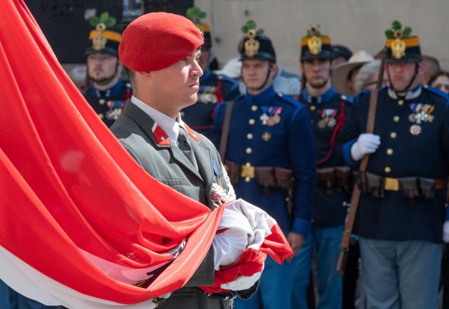 A soldier of the Austrian Honor guard holds the Austrian flag during the 330th anniversary celebrations of Habsburg traditional military Hoch und Deutschmeister outside of Saint Stephen’s cathedral on June 18, 2026 in Vienna, Austria. The "Hoch- und Deutschmeister" (K.u.K. Infanterie-Regiment Nr. 4) was one of the most prestigious and famous traditional military units of the Habsburg Empire, with origins dating back to 1696. (Photo by Joe Klamar / AFP)