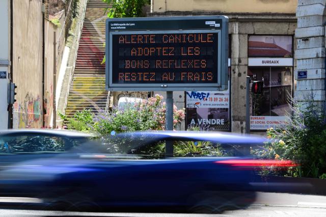 This photograph shows an information panel reading "Heatwave alert: adopt the right habits and stay cool" during a heatwave in Lyon, central France on June 18, 2026. A new heatwave swept across much of France, with temperatures forecast to approach 40C later in the week, dozens of trains cancelled and classes suspended. (Photo by OLIVIER CHASSIGNOLE / AFP)