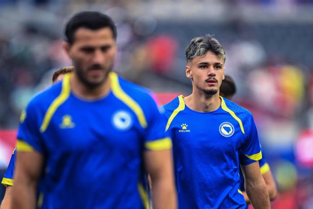Bosnia-Herzegovina's forward #19 Kerim Alajbegovic warms up ahead of the 2026 World Cup Group B football match between Switzerland and Bosnia and Herzegovina at Los Angeles Stadium in Inglewood on June 18, 2026.  (Photo by Patrick T. Fallon / AFP)