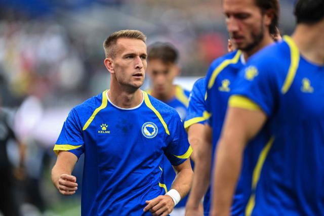 Bosnia-Herzegovina's forward #15 Amar Memic warms up ahead of the 2026 World Cup Group B football match between Switzerland and Bosnia and Herzegovina at Los Angeles Stadium in Inglewood on June 18, 2026.  (Photo by Patrick T. Fallon / AFP)