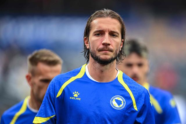 Bosnia-Herzegovina's midfielder #14 Ivan Sunjic warms up ahead of the 2026 World Cup Group B football match between Switzerland and Bosnia and Herzegovina at Los Angeles Stadium in Inglewood on June 18, 2026.  (Photo by Patrick T. Fallon / AFP)