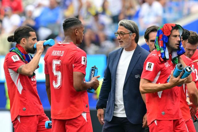 Switzerland's head coach Murat Yakin speaks to defender #05 Manuel Akanji during the cooling break of the 2026 World Cup Group B football match between Switzerland and Bosnia and Herzegovina at Los Angeles Stadium in Inglewood on June 18, 2026.  (Photo by Frederic J. Brown / AFP)