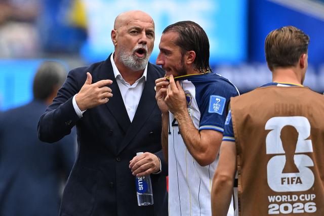 Bosnia-Herzegovina's head coach Sergej Barbarez speaks to midfielder #14 Ivan Sunjic during the cooling break of the 2026 World Cup Group B football match between Switzerland and Bosnia and Herzegovina at Los Angeles Stadium in Inglewood on June 18, 2026.  (Photo by Patrick T. Fallon / AFP)