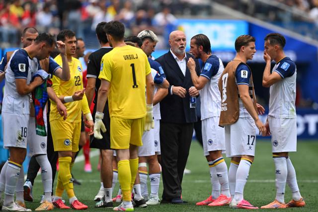 Bosnia-Herzegovina's head coach Sergej Barbarez speaks to his players during the cooling break of the 2026 World Cup Group B football match between Switzerland and Bosnia and Herzegovina at Los Angeles Stadium in Inglewood on June 18, 2026.  (Photo by Patrick T. Fallon / AFP)