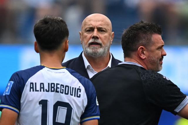 Bosnia-Herzegovina's head coach Sergej Barbarez speaks to forward #19 Kerim Alajbegovic during the cooling break of the 2026 World Cup Group B football match between Switzerland and Bosnia and Herzegovina at Los Angeles Stadium in Inglewood on June 18, 2026.  (Photo by Patrick T. Fallon / AFP)