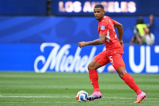 Switzerland's defender #05 Manuel Akanji runs with the ball during the 2026 World Cup Group B football match between Switzerland and Bosnia and Herzegovina at Los Angeles Stadium in Inglewood on June 18, 2026.  (Photo by Patrick T. Fallon / AFP)