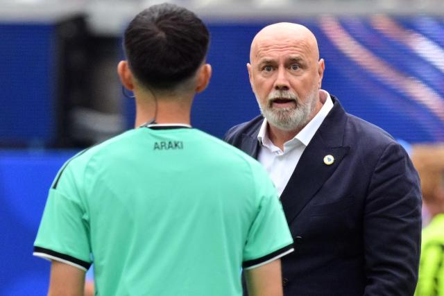 Bosnia-Herzegovina's head coach Sergej Barbarez gestures to Japanese referee Yusuke Araki during the 2026 World Cup Group B football match between Switzerland and Bosnia and Herzegovina at Los Angeles Stadium in Inglewood on June 18, 2026.  (Photo by Frederic J. Brown / AFP)