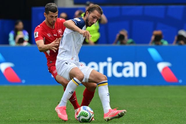 Switzerland's midfielder #08 Remo Freuler and Bosnia-Herzegovina's midfielder #14 Ivan Sunjic fight for the ball during the 2026 World Cup Group B football match between Switzerland and Bosnia and Herzegovina at Los Angeles Stadium in Inglewood on June 18, 2026.  (Photo by Frederic J. Brown / AFP)