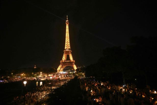 Hundreds of diners gather at the Trocadero in front of the Eiffel Tower for a secret last minute mass diner in central Paris, on June 18, 2026. Diners dressed all in white set up their tables the evening of June 18, 2026, in front of the Eiffel Tower for a secret gathering, not announced until the last minute. Wearing smart formal attire with tables covered with white tablecloths brought by guests that left the same way they arrived, with no trace or waste. This concept was created in 1988 by François Pasquier and exported to a hundred cities worldwide. (Photo by Alain JOCARD / AFP)