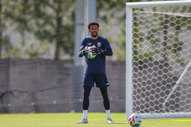 Cape Verde's goalkeeper #01 Vozinha takes part in a training session during the 2026 World Cup tournament at Waters Sportsplex in Tampa, Florida on June 18, 2026. (Photo by PATRICIA DE MELO MOREIRA / AFP)