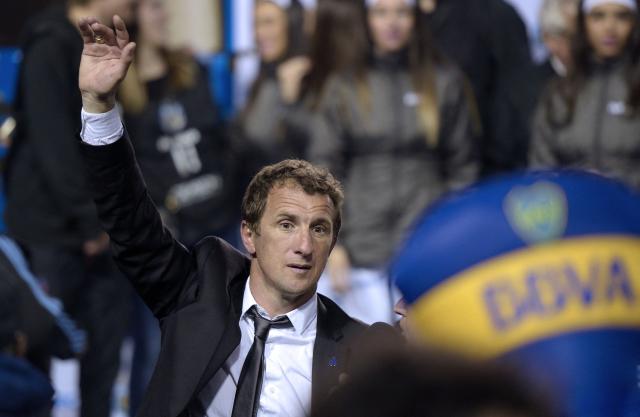 (FILES) Boca Juniors' coach Rodolfo Arruabarrena waves at supporters after winning Argentina's first division football championship at the "La Bombonera" stadium in Buenos Aires, on November 1, 2015. Argentina's Rodolfo Arruabarrena will take over as head coach of Boca Juniors, the Buenos Aires club confirmed on June 18, 2026, still reeling from its elimination in the group stage of the Copa Libertadores. (Photo by Juan MABROMATA / AFP)