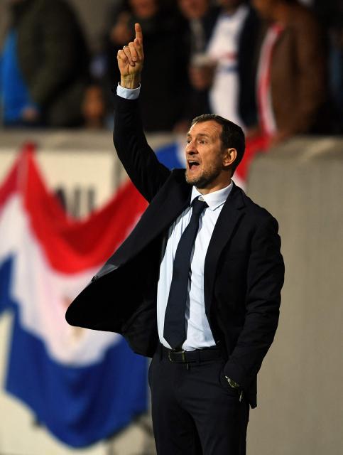 (FILES) United Arab Emirates' Argentinian head coach Rodolfo Arruabarrena reacts during the friendly football match between Paraguay and United Arab Emirates in Wiener Neustadt, Austria on September 23, 2022. Argentina's Rodolfo Arruabarrena will take over as head coach of Boca Juniors, the Buenos Aires club confirmed on June 18, 2026, still reeling from its elimination in the group stage of the Copa Libertadores. (Photo by JAKUB SUKUP and Juan MABROMATA / AFP)