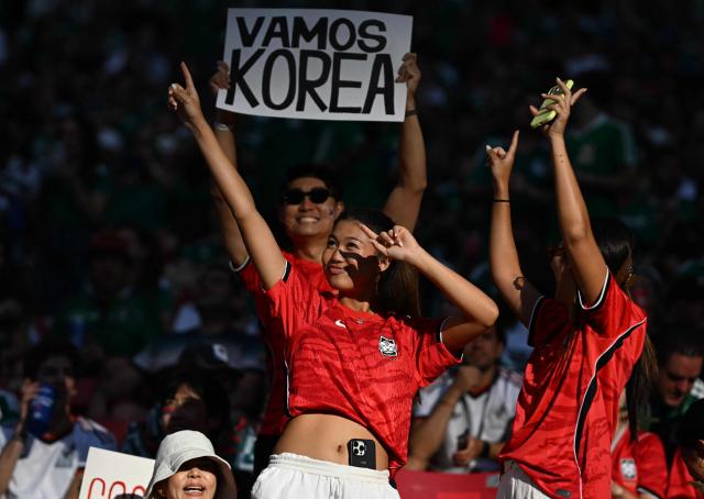 South Korean fan cheer for their team ahead of the 2026 World Cup Group A football match between Mexico and South Korea at the Guadalajara Stadium in Zapopan on June 18, 2026.  (Photo by CARL DE SOUZA / AFP)