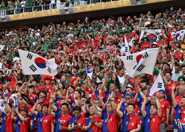 South Korean fans cheer for their team ahead of the 2026 World Cup Group A football match between Mexico and South Korea at the Guadalajara Stadium in Zapopan on June 18, 2026.  (Photo by CARL DE SOUZA / AFP)