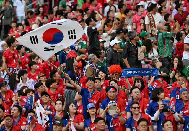 South Korean fans cheer for their team ahead of the 2026 World Cup Group A football match between Mexico and South Korea at the Guadalajara Stadium in Zapopan on June 18, 2026.  (Photo by CARL DE SOUZA / AFP)