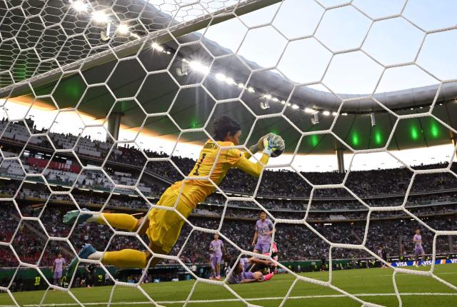 South Korea's goalkeeper #01 Kim Seung-gyu makes a save during the 2026 World Cup Group A football match between Mexico and South Korea at the Guadalajara Stadium in Zapopan on June 18, 2026.  (Photo by CARL DE SOUZA / AFP)