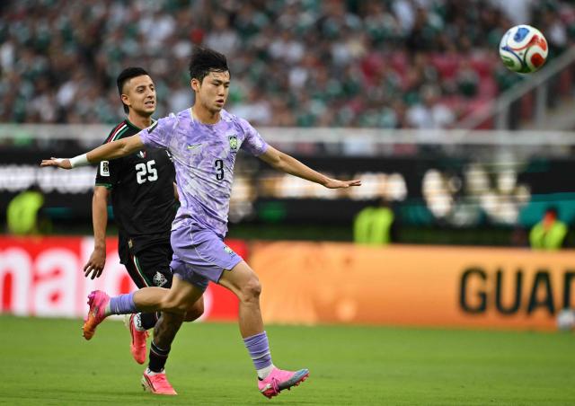 Mexico's midfielder #25 Roberto Alvarado and South Korea's defender #03 Lee Gi-hyuk fight for the ball during the 2026 World Cup Group A football match between Mexico and South Korea at the Guadalajara Stadium in Zapopan on June 18, 2026.  (Photo by CARL DE SOUZA / AFP)