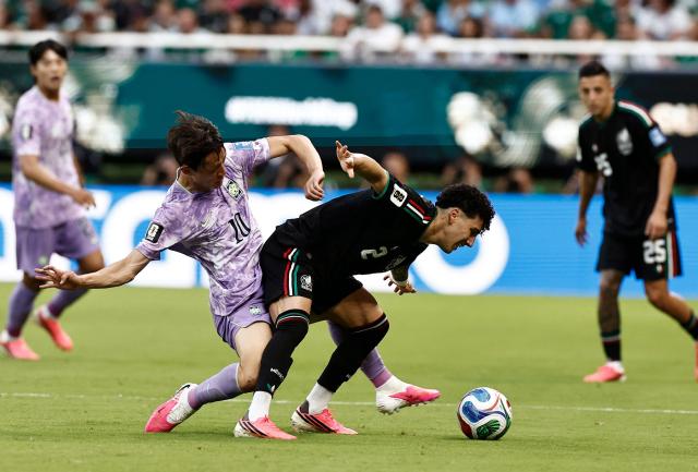 South Korea's midfielder #10 Lee Jae-sung and Mexico's defender #02 Jorge Sanchez fight for the ball during the 2026 World Cup Group A football match between Mexico and South Korea at the Guadalajara Stadium in Zapopan on June 18, 2026.  (Photo by Ulises RUIZ / AFP)