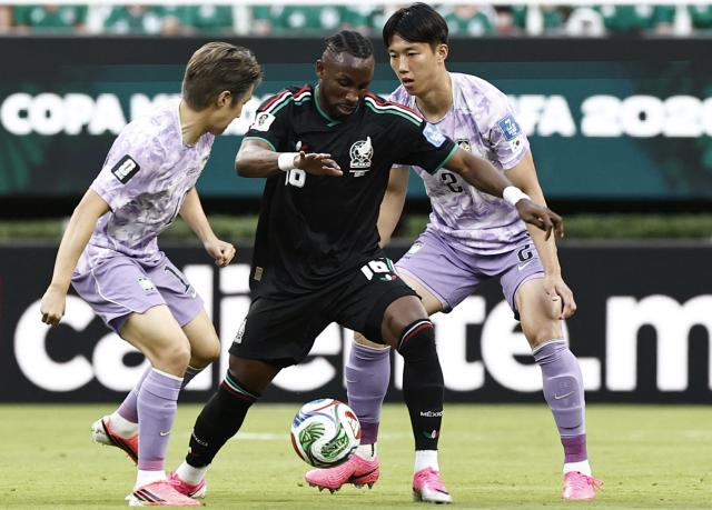 South Korea's midfielder #19 Lee Kang-in, Mexico's forward #16 Julian Quinones and South Korea's defender #02 Lee Han-beom fight for the ball during the 2026 World Cup Group A football match between Mexico and South Korea at the Guadalajara Stadium in Zapopan on June 18, 2026.  (Photo by Ulises RUIZ / AFP)