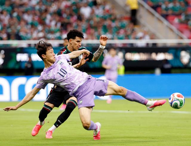 South Korea's midfielder #10 Lee Jae-sung and Mexico's defender #02 Jorge Sanchez fight for the ball during the 2026 World Cup Group A football match between Mexico and South Korea at the Guadalajara Stadium in Zapopan on June 18, 2026.  (Photo by Ulises RUIZ / AFP)