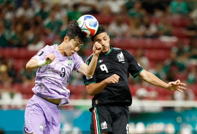 South Korea's defender #03 Lee Gi-hyuk and Mexico's forward #09 Raul Jimenez fight for the ball during the 2026 World Cup Group A football match between Mexico and South Korea at the Guadalajara Stadium in Zapopan on June 18, 2026.  (Photo by Ulises RUIZ / AFP)