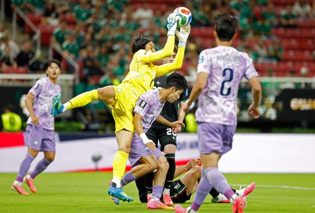 South Korea's goalkeeper #01 Kim Seung-gyu grabs the ball during the 2026 World Cup Group A football match between Mexico and South Korea at the Guadalajara Stadium in Zapopan on June 18, 2026.  (Photo by Ulises RUIZ / AFP)