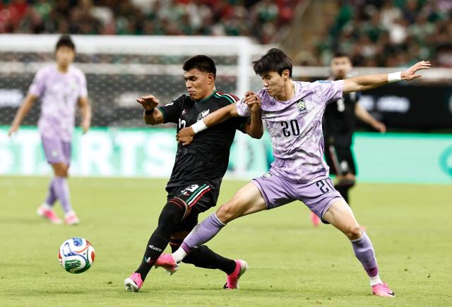 Mexico's goalkeeper #13 Guillermo Ochoa and South Korea's midfielder #20 Yang Hyun-jun fight for the ball during the 2026 World Cup Group A football match between Mexico and South Korea at the Guadalajara Stadium in Zapopan on June 18, 2026.  (Photo by Ulises RUIZ / AFP)