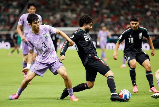 South Korea's defender #03 Lee Gi-hyuk and Mexico's forward #21 Cesar Huerta fight for the ball during the 2026 World Cup Group A football match between Mexico and South Korea at the Guadalajara Stadium in Zapopan on June 18, 2026.  (Photo by Ulises RUIZ / AFP)