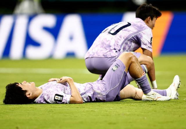 South Korea's midfielder #06 Hwang In-beom and South Korea's midfielder #20 Yang Hyun-jun react after losing the 2026 World Cup Group A football match between Mexico and South Korea at the Guadalajara Stadium in Zapopan on June 18, 2026.  (Photo by Ulises RUIZ / AFP)