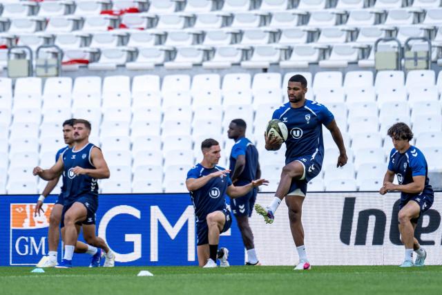 Montpellier's French scrum-half Leo Coly (2nd R) takes part in a training session at the Velodrome stadium in Marseille, south-eastern France on June 19, 2026, prior to Montpellier Herault Rugby's Top 14 Rugby Union semi final match against Stade Francais. (Photo by MIGUEL MEDINA / AFP)