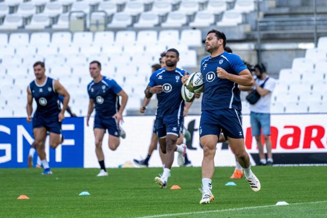 Montpellier's French centre Arthur Vincent (R) takes part in a training session at the Velodrome stadium in Marseille, south-eastern France on June 19, 2026, prior to Montpellier Herault Rugby's Top 14 Rugby Union semi final match against Stade Francais. (Photo by MIGUEL MEDINA / AFP)