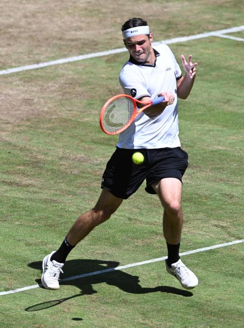 USA's Taylor Fritz returns the ball to USA's Ben Shelton during their men's singles quarter-final match of the Halle Open ATP tennis tournament in Halle, western Germany, on June 19, 2026. (Photo by CARMEN JASPERSEN / AFP)