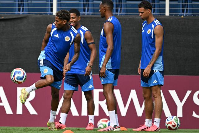Curacao's midfielder #22 Kevin Felida (L) takes part in a training session on the eve of Curacao's 2026 World Cup football tournament Group E football match against Ecuador at Florida Atlantic University in Boca Raton, on June 19, 2026.  (Photo by CHANDAN KHANNA / AFP)