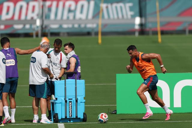Portugal's forward #07 Cristiano Ronaldo (R) warms up during a training session at Gardens North County District Park in Palm Beach Gardens, on June 19, 2026, as part of the 2026 World Cup football tournament. (Photo by PATRICIA DE MELO MOREIRA / AFP)