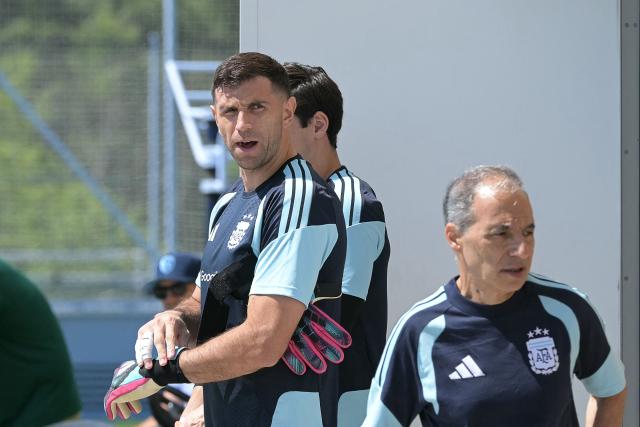 Argentina's goalkeeper #23 Emiliano Martinez arrives for a  training session at Sporting KC Training Centre in Kansas City on June 19, 2026, during the 2026 World Cup football tournament. (Photo by JUAN MABROMATA / AFP)