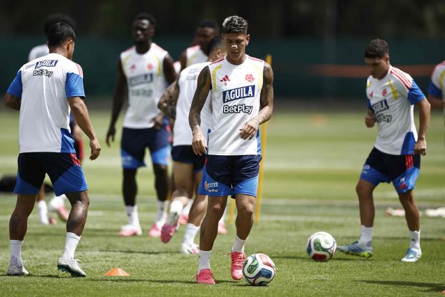 Colombia's midfielder #08 Jorge Carrascal (C) practices during a training session at Academia Atlas FC in Zapopan, near Guadalajara, Mexico on June 19, 2026, during the 2026 World Cup football tournament. (Photo by Ulises RUIZ / AFP)