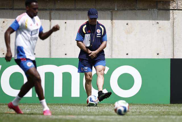 Colombia's Argentine head coach Nestor Lorenzo (C)takes part in a training session at Academia Atlas FC in Zapopan, near Guadalajara, Mexico on June 19, 2026, during the 2026 World Cup football tournament. (Photo by Ulises RUIZ / AFP)