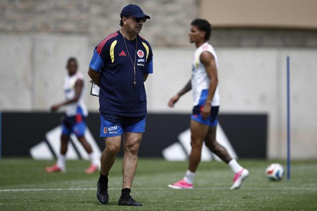 Colombia's Argentine head coach Nestor Lorenzo takes part in a training session at Academia Atlas FC in Zapopan, near Guadalajara, Mexico on June 19, 2026, during the 2026 World Cup football tournament. (Photo by Ulises RUIZ / AFP)