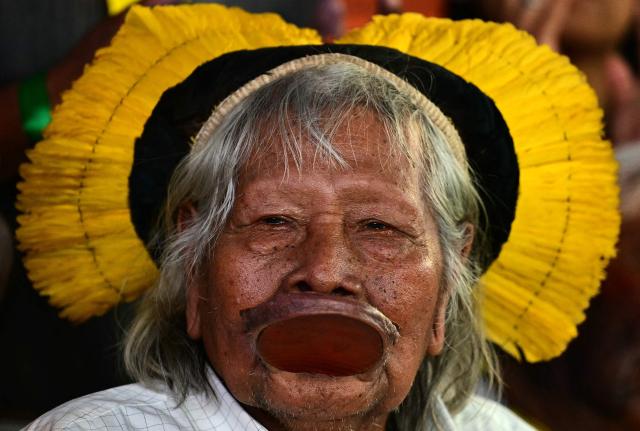 (FILES) Brazilian indigenous leader and environmentalist Chief Raoni gestures while taking part in a press conference during a protest boat trip in the sidelines of the COP30 UN Climate Change Conference in Belem, Para State, Brazil, on November 12, 2025. Brazilian Indigenous leader Raoni Metuktire, a prominent defender of the Amazon rainforest, was transferred on June 19, 2026, from a hospital in the Amazon region to another facility in Sao Paulo to receive specialized treatment, according to his doctors. (Photo by Pablo PORCIUNCULA / AFP)