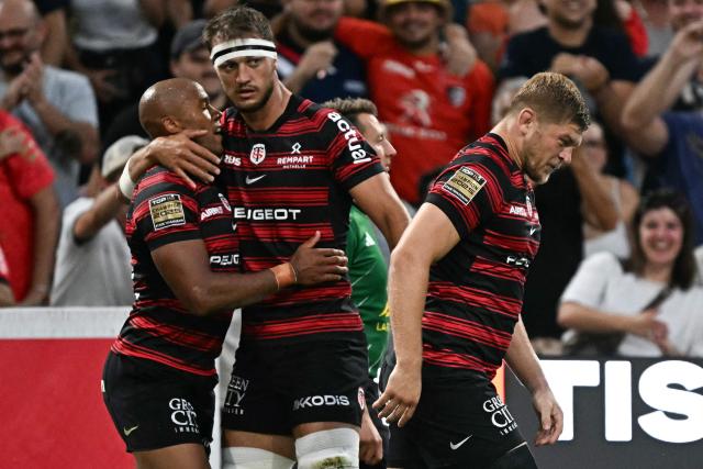 Toulouse's French centre Teddy Thomas (L) celebrates with Toulouse's French number eight Alexandre Roumat (C) and Toulouse's English flanker Jack Willis after scoring a try during the French Top14 rugby union semi-final match between Stade Toulousain Rugby (Toulouse) and Racing 92 at the Velodrome stadium in Marseille, southern France on June 19, 2026. (Photo by Gabriel BOUYS / AFP)