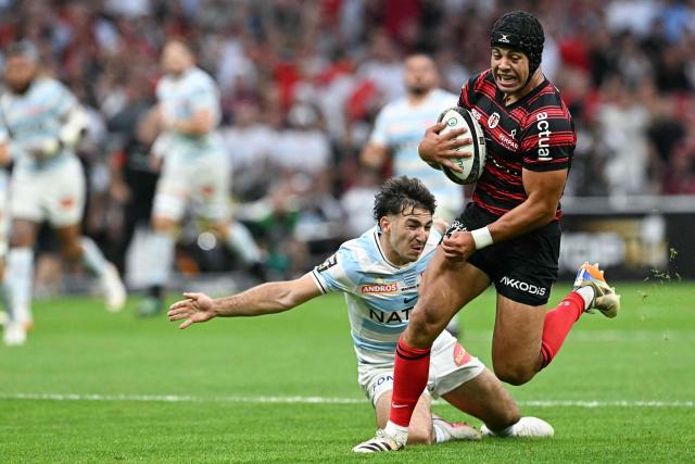 Racing 92' French scrum-half Leo Carbonneau (L) tackles Toulouse's Argentinian centre Santiago Chocobares (R) during the French Top14 rugby union semi-final match between Stade Toulousain Rugby (Toulouse) and Racing 92 at the Velodrome stadium in Marseille, southern France on June 19, 2026. (Photo by Gabriel BOUYS / AFP)