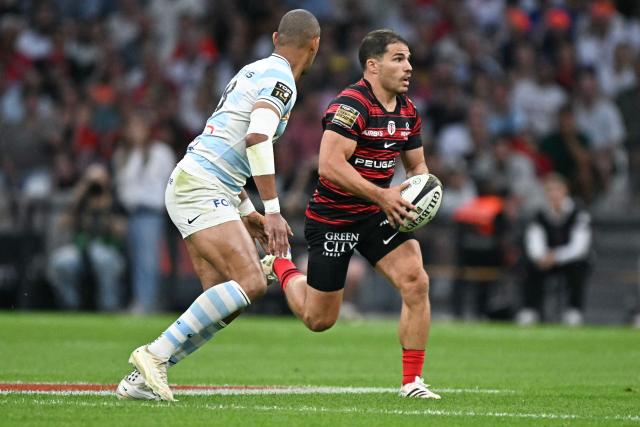 Toulouse's French scrum-half Antoine Dupont runs with the ball during the French Top14 rugby union semi-final match between Stade Toulousain Rugby (Toulouse) and Racing 92 at the Velodrome stadium in Marseille, southern France on June 19, 2026. (Photo by Gabriel BOUYS / AFP)