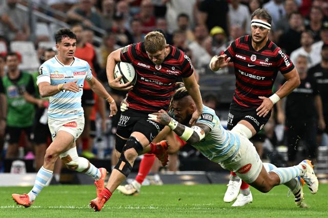 Racing 92' French full-back Max Spring (L), Toulouse's English flanker Jack Willis (C) and Racing 92' Fijian number 8 Nathan Hughes (R) in action during the French Top14 rugby union semi-final match between Stade Toulousain Rugby (Toulouse) and Racing 92 at the Velodrome stadium in Marseille, southern France on June 19, 2026. (Photo by Gabriel BOUYS / AFP)