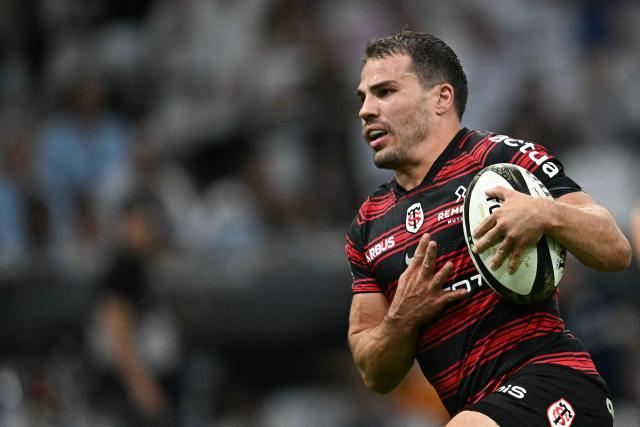 Toulouse's French scrum-half Antoine Dupont runs with the ball to score a try during the French Top14 rugby union semi-final match between Stade Toulousain Rugby (Toulouse) and Racing 92 at the Velodrome stadium in Marseille, southern France on June 19, 2026. (Photo by Gabriel BOUYS / AFP)