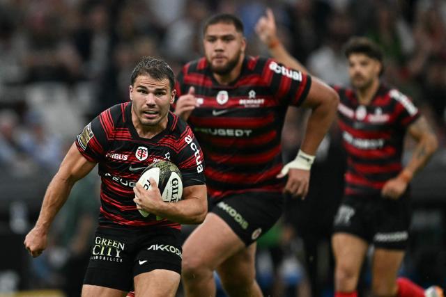 Toulouse's French scrum-half Antoine Dupont runs with the ball to score a try during the French Top14 rugby union semi-final match between Stade Toulousain Rugby (Toulouse) and Racing 92 at the Velodrome stadium in Marseille, southern France on June 19, 2026. (Photo by Gabriel BOUYS / AFP)