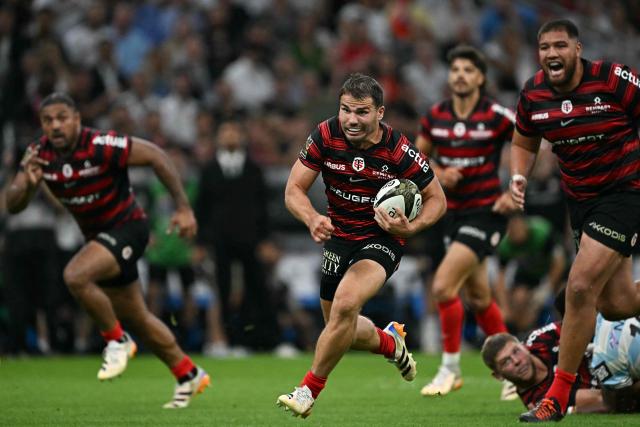 Toulouse's French scrum-half Antoine Dupont runs with the ball to score a try during the French Top14 rugby union semi-final match between Stade Toulousain Rugby (Toulouse) and Racing 92 at the Velodrome stadium in Marseille, southern France on June 19, 2026. (Photo by Gabriel BOUYS / AFP)